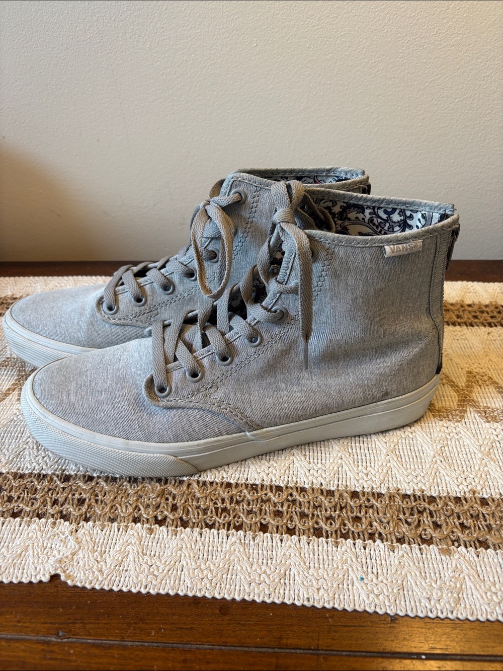Vans Womans Sk8-Hi Mid Top Sneakers in Light Gray sz 8